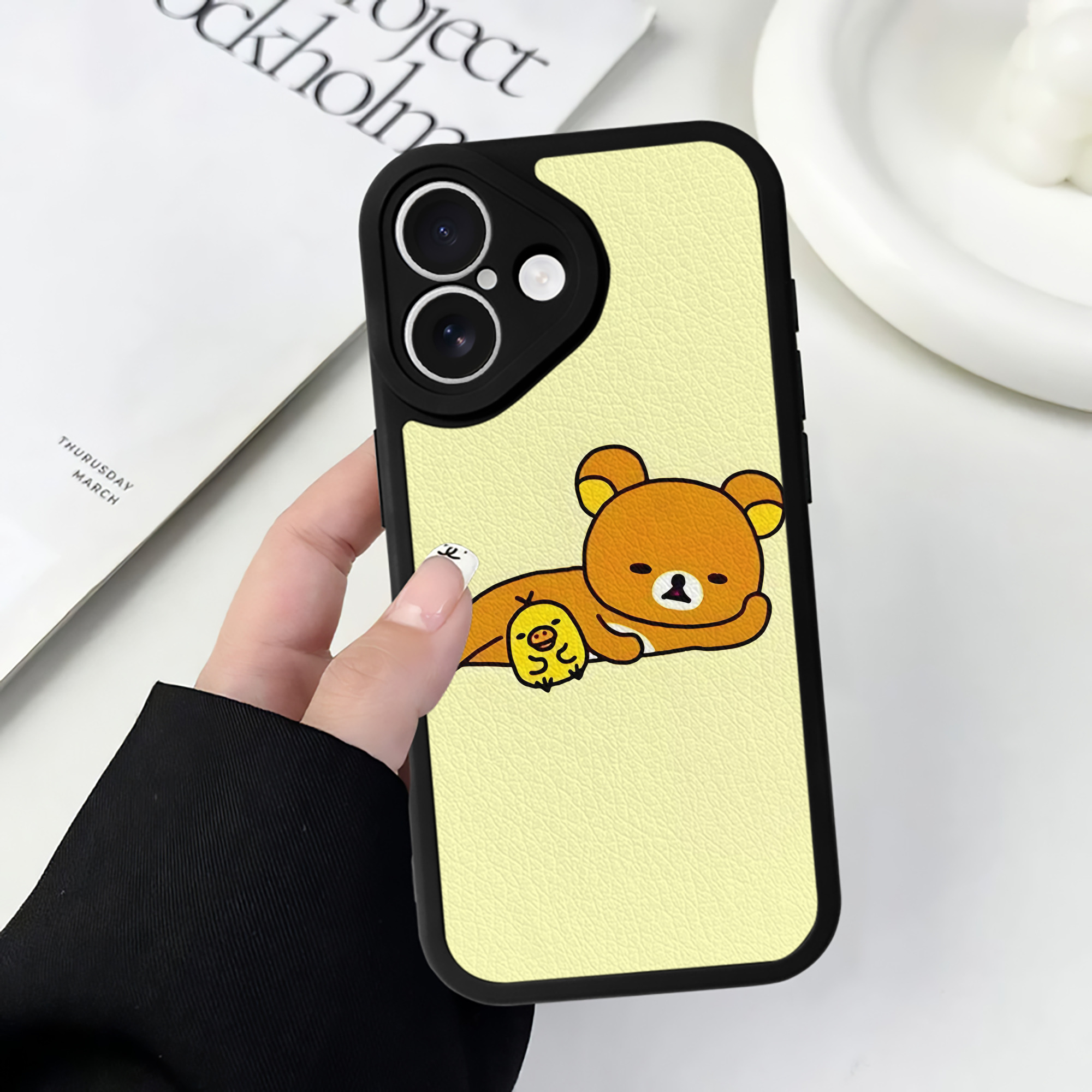 （画像用） リラックマ リラックマ キイロイトリ Rilakkuma Korilakkuma Kiiroitori 【iPhone 16シリーズ対応】シリコンスマホケース（レザー調） 材質：シリコン
